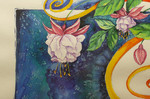 weiß-pinke Fuchsie, auf blauem Aquarell-Fond, grafischer Bildaufbau