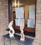 2 " Flügel " -Sklupturen, gearbeitet aus unterschiedlichen Gesteinen auf der Terrasse der Ausstellungsstätte