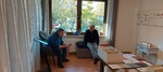 Links im Bild der Mit-Gastgeber Achim Hirt, rechts  der Künstler Sigi Nootz vertieft in ein Gespräch. Dahinter der Blick in den Garten