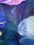 mondweisses florales Fragment auf dunkelblauem Hintergrund, filigrane Kratzspuren